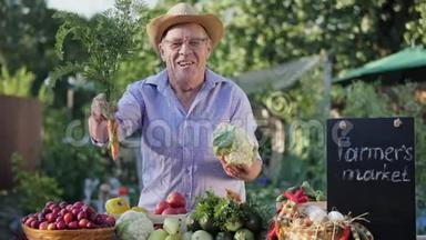 一位年迈的农夫正在农贸市场<strong>卖蔬菜</strong>